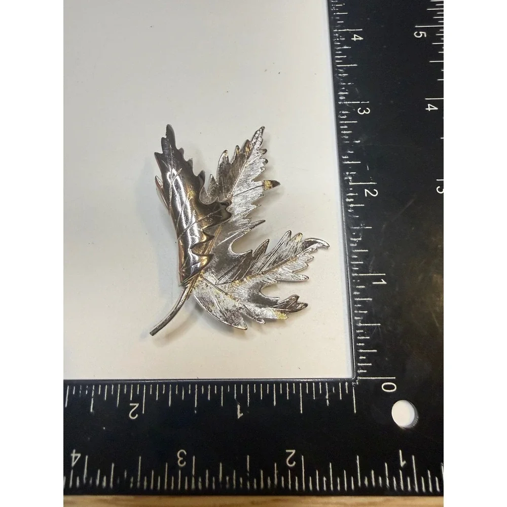 Silver Tone‎ Maple Leaf Brooch Textured Nature Inspired Fall Autumn Pin